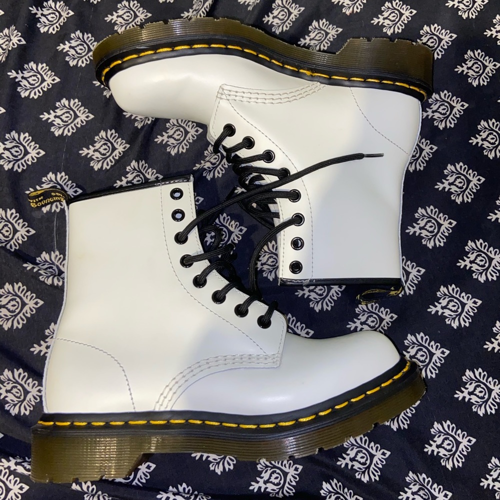 WHITE DOC MARTENS 1460